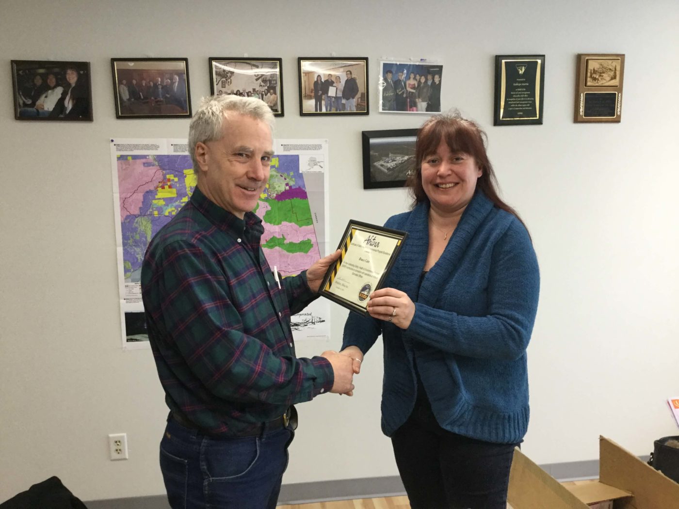 Special Projects Manager, Bruce Cain is presented with STAR Award by Senior VP, Kathryn Martin.